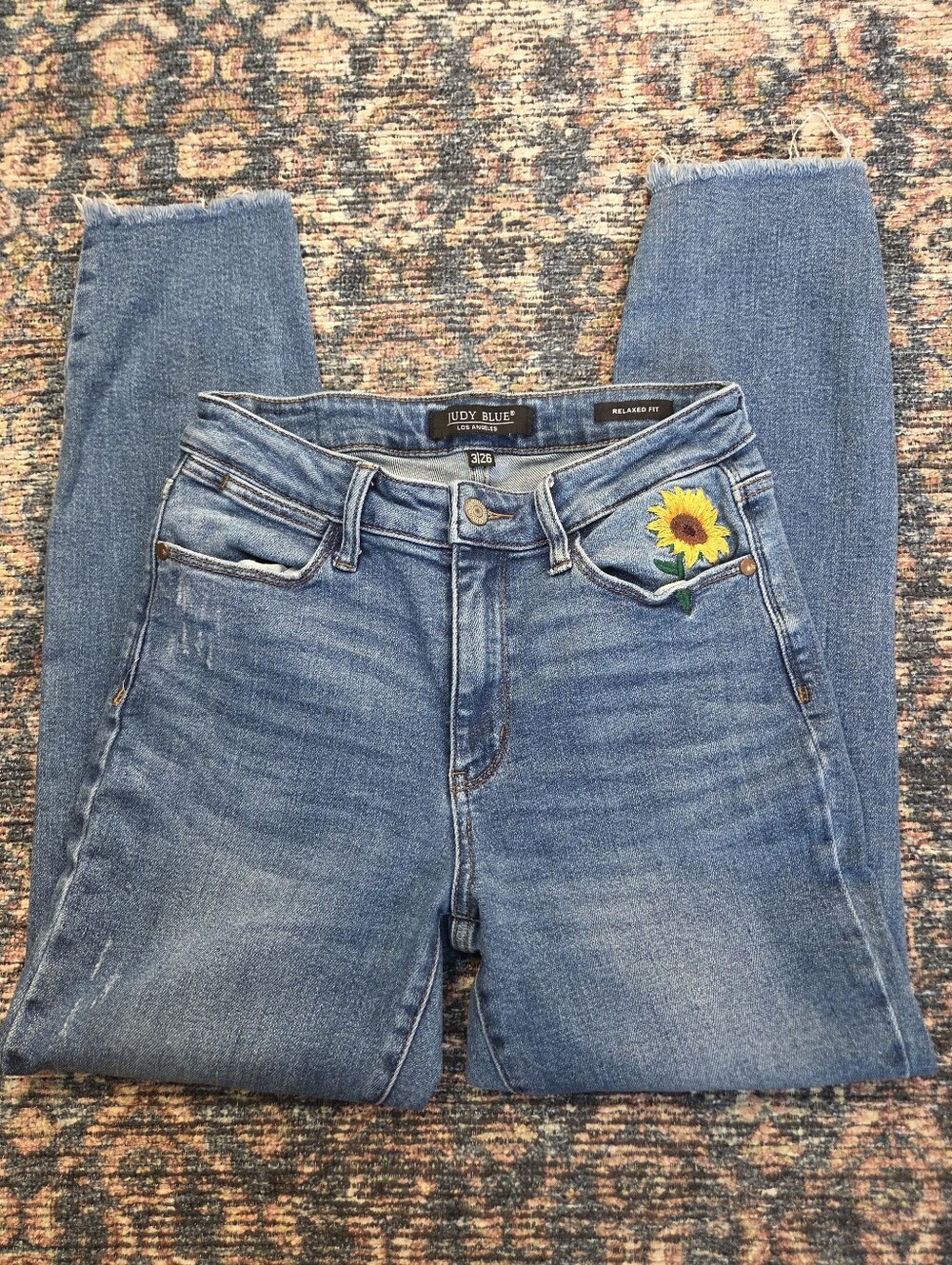Judy Blue Relaxed Fit Embroidered Sunflower Jeans – Size 3/26